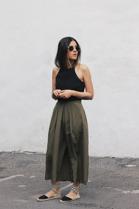 Black tank, olive maxi skirt, espadrilles Look Hippie Chic, Looks Street Style, Inspired Outfits, Green Skirt, Mode Vintage, Looks Vintage, Spring Summer Outfits, Outfits Casuales, Black Top