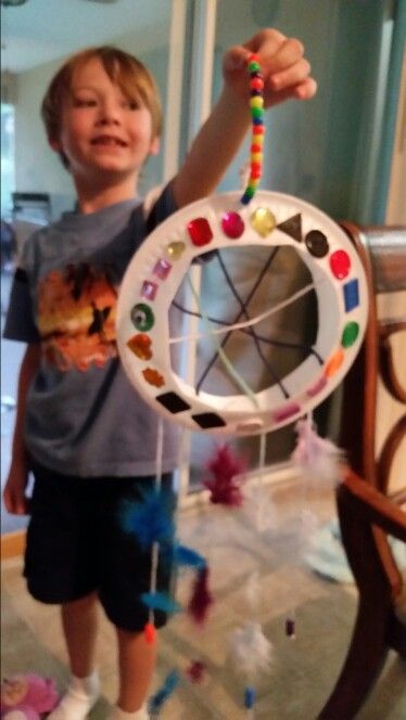 Dream Catcher Craft, Feather Crafts, Paper Plate Crafts, Pipe Cleaner, Toddler Crafts, Paper Plates, Dream Catcher, Crafts For Kids