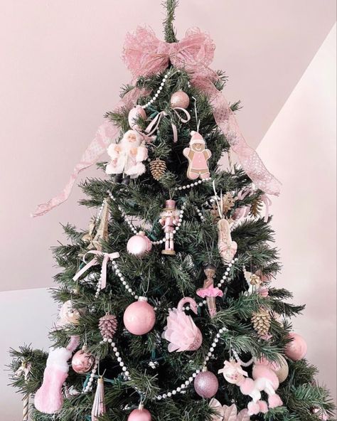 Sugarplum Christmas Tree, Sugar Plum Fairy Christmas Tree, Pink Christmas Tree Aesthetic, Pink Girl Christmas, Pink Black Christmas, Pink Christmas Tree Ideas, Pink Tree Christmas, Girly Winter, Dreamy Christmas