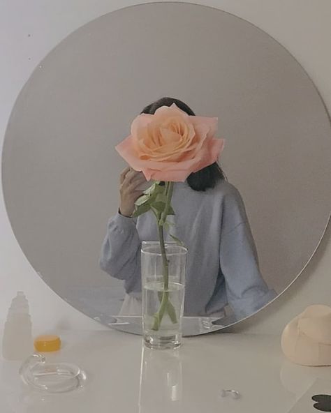 No Face Photo Ideas, Selfie Pose Ideas, Modest Aesthetic, Cute Friend Poses, Selfie Pose, Face Profile, Flowers Instagram, Wallpaper Iphone Summer, Travel Pictures Poses