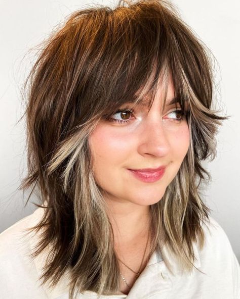 Sliced Two-Tone Mid-Length Hairstyle Choppy Haircuts, Shaggy Hair, Shag Hairstyles, Shoulder Length Hair Cuts, Shag Haircut, Feathered Hairstyles, Shoulder Length Hair, Hairstyles With Bangs, Pretty Hairstyles