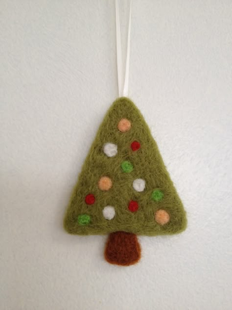 Felted Decorations, Needlefelting Christmas, Needle Felted Christmas Trees, Needle Felt Ornaments Christmas, Needle Felt Christmas Decorations, Needle Felting Christmas Ornaments, Needle Felting Christmas Tree, Needle Felt Christmas Tree, Needle Felt Christmas Ornaments