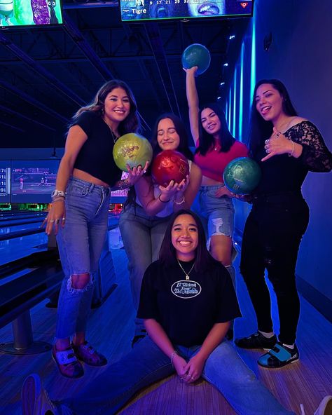 Bowling Alley Photoshoot With Friends, Bowling Fits Aesthetic, Bowling Pics Aesthetic, Bowling Picture Ideas, Aesthetic Bowling Pictures, Bowling Pictures Instagram, Bowling Aesthetic Pictures, Cute Bowling Outfit, Bowling Outfit Aesthetic