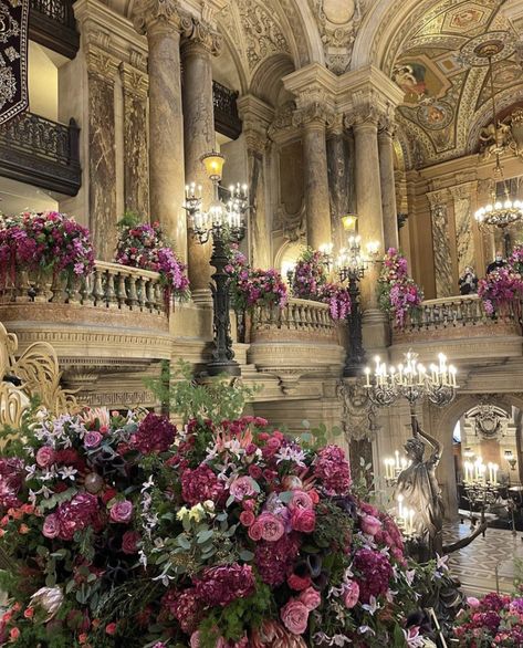 Old Money House, Royal Room, Dream Wedding Decorations, European Home Decor, Princess Aesthetic, Dream House Interior, Pretty Places, Pretty Flowers, Pretty Pictures