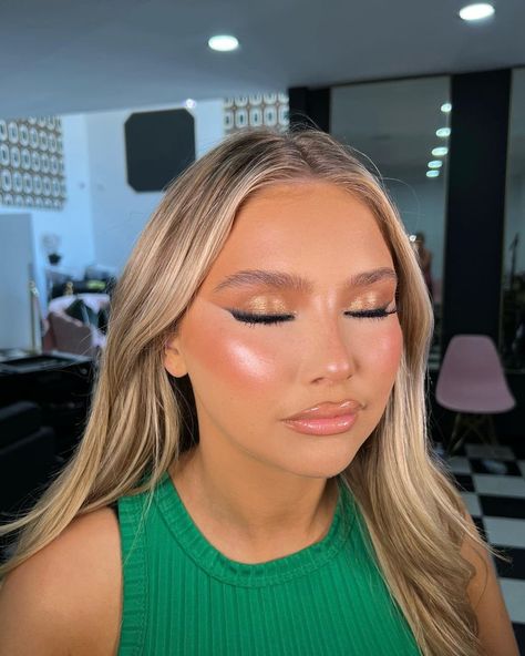 Natural Makeup Look With Pop Of Color, Formal Makeup For Green Eyes Blonde Hair, Glam Makeup Round Face, Glowy Formal Makeup, Going Out Makeup Looks Green Eyes, Clean Glam Makeup, Makeup Looks Blonde, Moh Makeup, Wedding Makeup Green Eyes