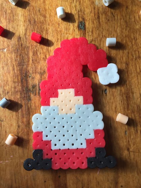 Gnome Fuse Beads, Pisla Ideas Christmas, Pyssla Christmas Ideas, Xmas Perler Bead Patterns, Santa Perler Beads, Christmas Melty Beads Patterns, Christmas Melty Beads, Fuse Beads Christmas, Gnome Perler Bead Patterns