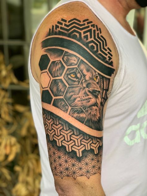 Bicep Lion Tattoo, Tattoo Designs Men Bicep, Lion Maori Tattoo, Geometric Lion Tattoo Design, Geometric Tattoo Design Men, Geometric Tattoo Men, Geometric Arm Tattoo, Lion Tattoo Men, Mandala Lion Tattoo