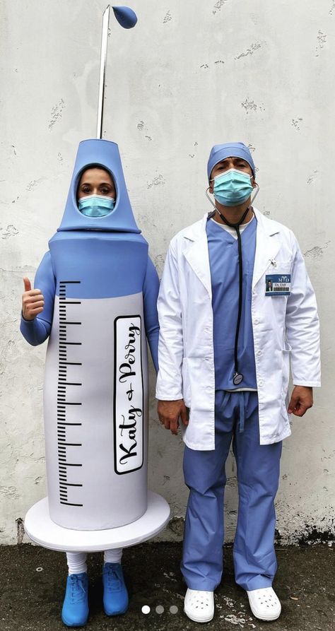 Plastic Surgeon And Patient Costume, Duos Characters, Costumes For Two, Fancy Dress Diy, Mars Attack, Diy Doctor, Famous Duos, Halloween Science, Big Talk