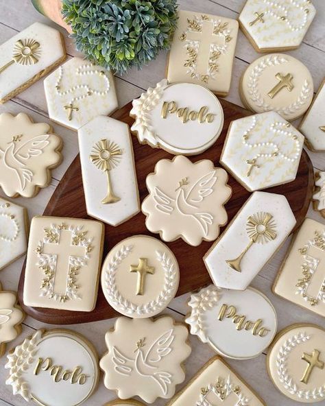 Andre Cookies on Instagram: "First Communion set for Paolo. #cookies #cookieoftheday #decoratedcookies #firstcommunioncookies #baptismcookies #ediblefavors #edibleart #instacookies #galletas #galletasdecoradas #galletaspersonalizadas #galletasbautizo" Christening Cookies, Recuerdos Primera Comunion Ideas, Baptism Cookies, Catholic Baptism, Confirmation Party, Communion Sets, First Communion Decorations, Communion Decorations, Edible Favors