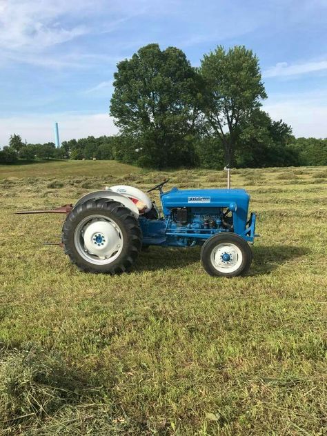 :) Old Ford Tractors, Farming Tractors, Greeneville Tennessee, Tractor Pictures, Tractor Idea, Ford Tractor, Classic Tractor, Ford Logo, Antique Tractors