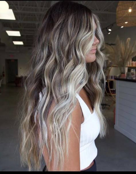 Blonde With Darker Roots, Warm Honey Blonde, Shadow Roots, Blonde Hair Styles, Blonde Ombré, Blonde Hair Goals, Summer Blonde Hair, Brown Hair Inspo, Brunette Hair With Highlights