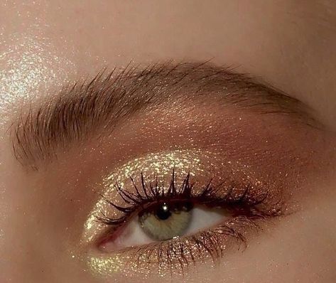 Maquillage On Fleek, Aesthetic Heart, Hand Makeup, Ethereal Makeup, Gold Aesthetic, Makeup Eye Looks, Natural Eye Makeup, Makeup Pictures, Makeup Eyeliner