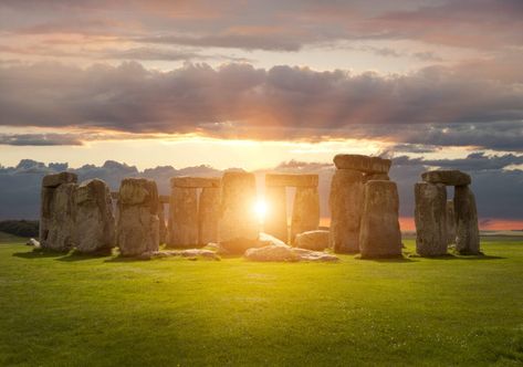 For the First Time EVER, Stonehenge Is Going To Livestream the Summer Solstice Celebration December Solstice, Solstice Celebration, Day Trips From London, Mysterious Places, First Day Of Summer, Spring Equinox, English Heritage, Summer Rain, Flora Fauna