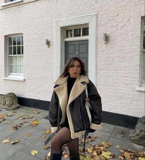 Outfit Con Montone, Sweater And Jacket Outfit, Zara Aviator Jacket Outfit, Faux Coat Outfit, Leather Sherpa Jacket Outfit, Shearling Jacket Outfit, Leather Fur Jacket, Trend Coat, Mantel Outfit