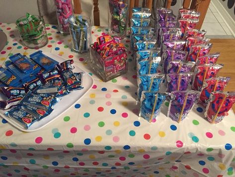 90s themed party - childhood snacks. Kool-aid, ring pops, pop rocks, dunk-a-roos, fruit by the foot, etc. 2000s Snacks Party, 90s Party Food Signs, 90s Theme Party Snacks, Y2k Party Snacks, 1999 Party Theme, 2000s Throwback Party, Childhood Theme Party, Y2k Snacks, Y2k Party Food