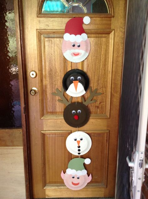 A door hanger for christmas. Made with 7 year old brother.   Painted plates, cut out cardboard, googly eyes.  Easy to make with kids.  Perfect christmas craft. Winter Door Hanger, Hanger Crafts, Winter Door, Painted Plates, Winter Light, Easy Christmas Crafts, Old Christmas, Googly Eyes, Winter Break