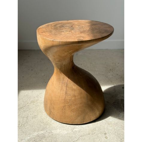 Sexy Neck - End table in solid wood (mango wood) monoxyl organic shape natural color. Ideal furniture as a side table, end table for the living room (lamp, speaker, books, decorative objects), can be used as a stool or bedside table. The natural roughness of the wood (irregularities, rings and cracks) gives all the charm and singularity of this unique piece. Height: 45cm; diameter of the top or seat: 40-39cm. Chunky Wood Side Table, Midcentury Side Table, Organic Shape Furniture, Japandi Side Table, Cowhide Rug Living Room, Oakland Apartment, Living Room Side Tables, Sculptural Side Table, Round Wood Side Table