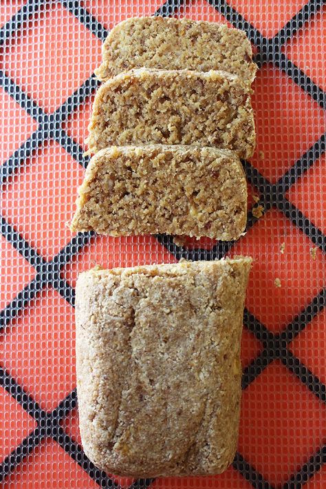 Raw Vegan Banana Bread | Gluten-free | Amanda Nicole Smith Raw Vegan Pancakes, Raw Banana Bread, Food Dehydrator Recipes, Raw Crackers, Raw Bread, Raw Vegan Breakfast, Raw Vegan Snacks, Vegan Chocolate Chip Cookie Recipe, Raw Eating