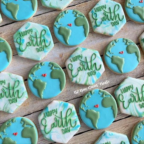 Earth Day Sugar Cookies, Earth Cookies Decorated, Earth Day Cookies Decorated, Earth Day Desserts, Earth Cookies, Earth Day Cookies, Cookie Themes, Earth Day 2023, Cookies Theme