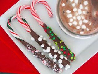 Hot Chocolate Spoons, Hot Chocolate Gifts, Chocolate Spoons, Goth Tattoo, Christmas Food Gifts, Christmas Hot Chocolate, Candy Cane Christmas, Peanut Butter And Jelly, Hot Cocoa Bar