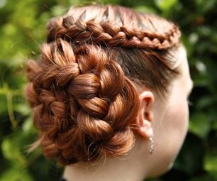 How to do a Dutch Flower Braid - tutorial Hair Styles With Flowers, Dutch Flower Braid, Flower Braid, Braided Hair Styles, Fancy Braids, Flower Bun, Mermaid Braid, Flower Braids, Small Braids