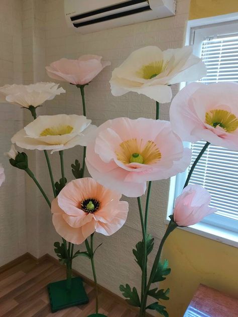 Wizard Of Oz Birthday Party, Wizard Of Oz Birthday, Iceland Poppy, Paper Poppies, Wedding Party Photography, Party Stand, Flower Window, Flower Installation, Wedding Photo Props