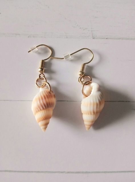 Beach Style Jewelry, Beachy Earrings, Sea Shell Earrings, Beach Wear Outfits, Beach Outfits, Shell Bracelet, Fish Hook Earrings, Handmade Charms, Shell Earrings