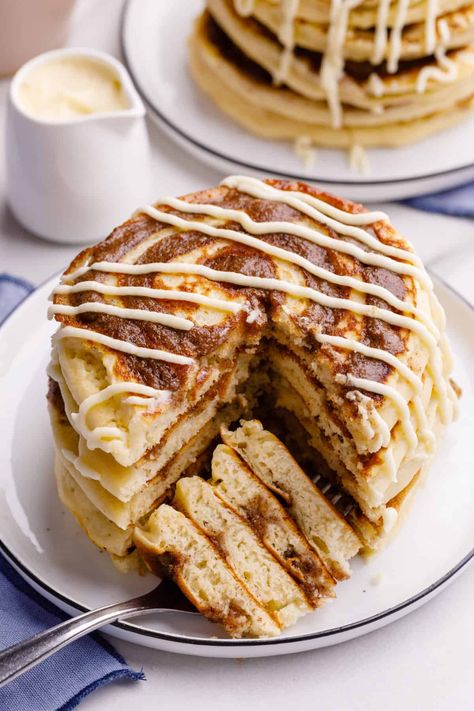 Cinammon Roll Pancake, Pancake Recipe Cinnamon Roll, Cinnamon Chip Pancakes, Gluten Free Cinnamon Roll Pancakes, Cinammon Pancake Recipe, Cinamoroll Pancakes, Desert Pancakes, Pancake Lasagna, Cinnamon Roll Pancakes Easy