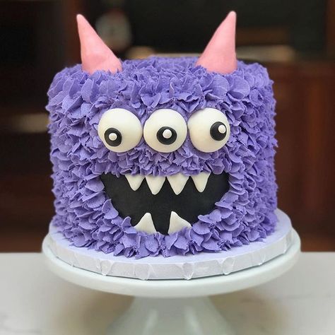 Monster Cake Ideas, Halloween Cupcake Design, Star Piping Tip, Three Layer Chocolate Cake, Halloween Bakes, Monster Birthday Cake, Eye Cake, Chocolate Birthday Cake Decoration, Purple Birthday Cake