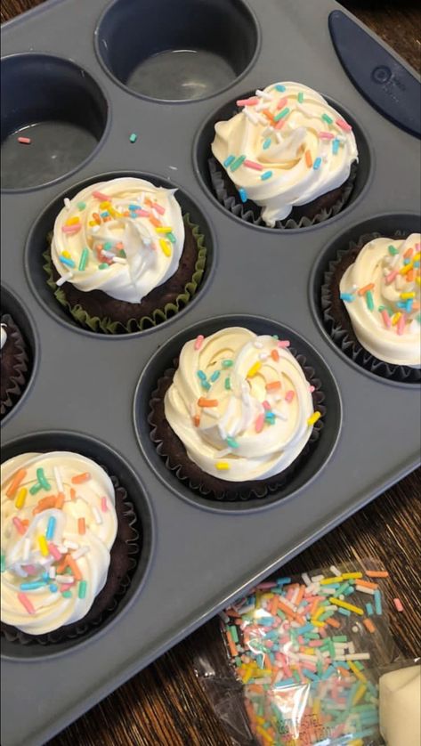 Homemade Cupcakes Aesthetic, Making Cupcakes Aesthetic, Homemade Baking Aesthetic, Artsy Cupcakes, Birthday Party Meals, Aesthetic Cupcakes, Cupcake Aesthetic, Cupcakes Aesthetic, Cupcake Making