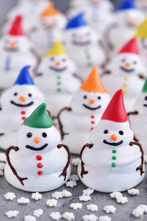 Cheerful Snowman Meringue Cookies are crunchy, airy, melt in your mouth treats. Place in a mug of hot chocolate to make a melting snowman! Christmas Meringue Cookie, Snowman Meringue Cookies, Snowman Meringue, Christmas Meringue Ideas, Meringue Snowman, Cute Meringue Cookies, Meringue Designs, Meringue Cookies Christmas, Christmas Meringue Cookies