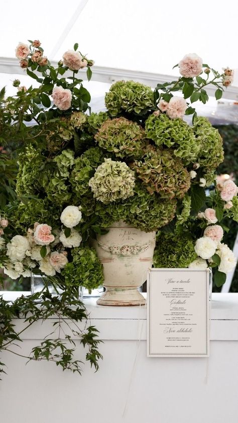 Flower Bar Ideas, Green Hydrangea Wedding, Wedding Reception Decor Ideas, Reception Decor Ideas, Reception Styling, Dinner Decor, Lake Oconee, Wedding Reception Decor, Elegant Weddings