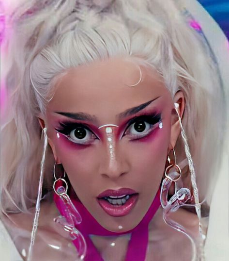 Doja Cat Planet Her Makeup, Doha Cat Makeup, Get Into It Yuh Doja Cat, Doja Cat Makeup Looks, Doja Cat Makeup, Doja Cat Planet Her, Makeup Edgy, Get Into It Yuh, Music Video Makeup