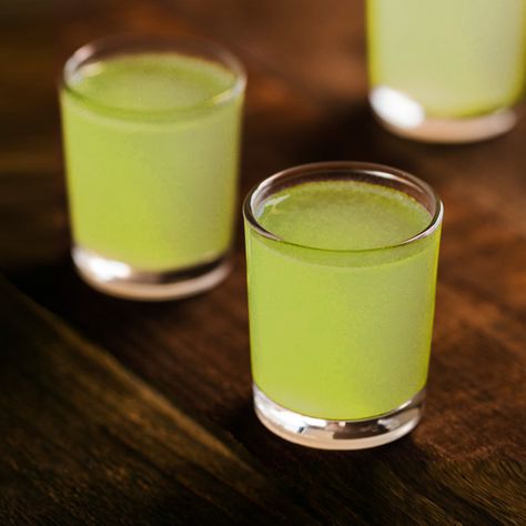 Green Tea Shot Recipe | The classic Green Tea Shot (also known as a "Jameson Green Tea") is a popular whiskey-based cocktail with peach schnapps. Pretentious mixologists might scoff at the combination of ingredients but it's actually an excellent balance of sweet and sour that can be especially refreshing in the summertime. @justiniso Green Tea Drinks, Matcha Green Tea Latte, Shots Alcohol, Best Green Tea, Green Tea Latte, Sour Cocktail, Peach Schnapps, Boozy Drinks, Shot Recipes