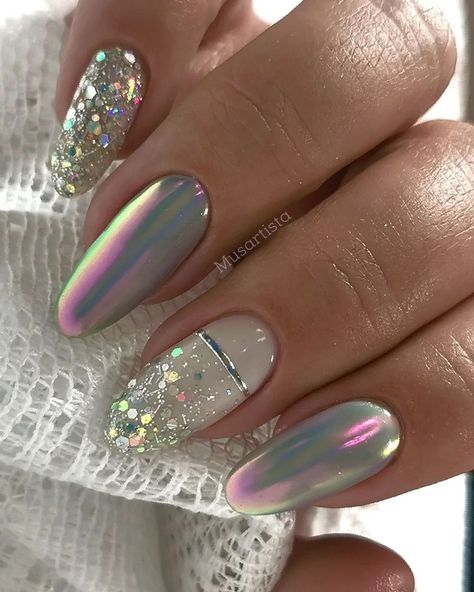 @musartista • Instagram photos and videos Metallic Glitter Nails, Metallic Nail Ideas, Fairy Godmother Nails, Holo Chrome Nails, Chrome Nails Designs Silver, Bling Nail Ideas, Irredecent Nail Designs, Bridal Nails Designs, Multicolored Nails