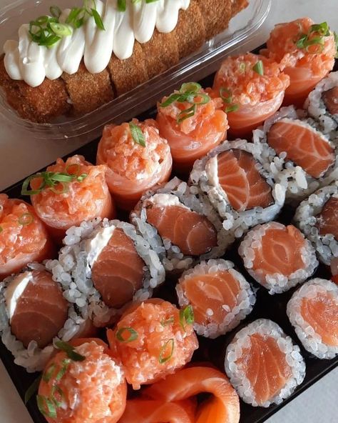 Make Your Own Sushi, Sushi Bowls, Easy Sushi, Sushi Dinner, Sushi Recipes, God Mat, Think Food, Food Goals, Sushi Rolls