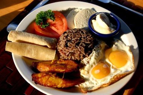 Costa Rican breakfast with gallo pinto, plantains, eggs and natilla. Central American Food, Costa Rican Food, Gallo Pinto, Rican Food, Cuban Recipes, Costa Rican, Latin Food, All I Ever Wanted, Caribbean Recipes