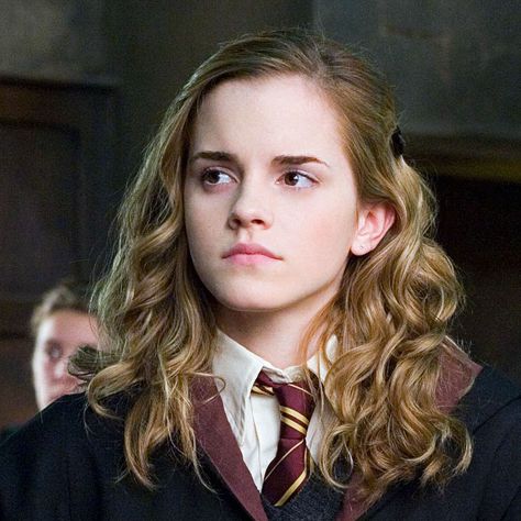 Halloween Costume Ideas Based on Your Hair Length - Medium-Long Hair   from InStyle.com Hermione Granger Hairstyles, Hermione Granger Hair, Hermione Hair, Harry Potter Hairstyles, Emma Watson Harry Potter, Harry Potter Cosplay, Harry Potter Hermione, Dianna Agron, Farrah Fawcett