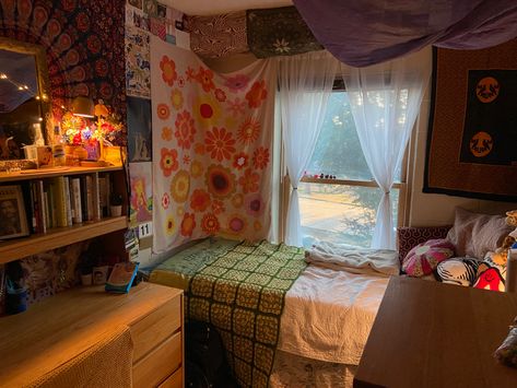 70s Dorm Room, Apartment Tapestry, Aesthetic Tapestry Bedroom, Maximalist Dorm, Tapestries Bedroom, Retro Tapestry, Aesthetic Tapestry, Room Tapestry, House Aesthetic