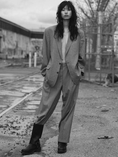 Poses With Suit, Masculine Women Fashion, Androgynous Women, Shooting Studio, Gender Neutral Style, Masc Women, Woman In Suit, Style Parisienne, Genderless Fashion