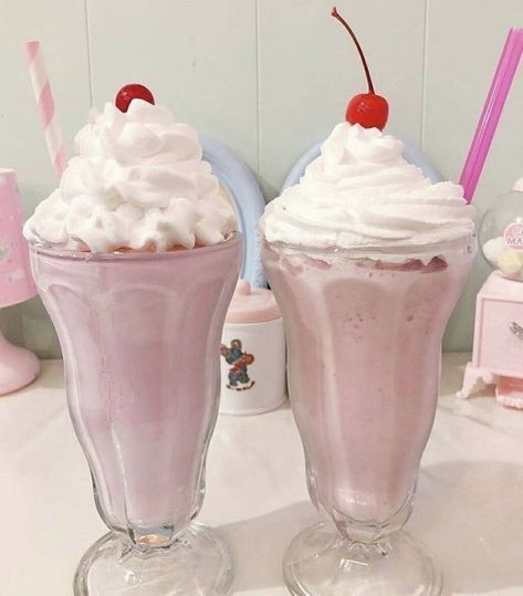 Sweet Like Candy, Strawberry Milkshake, Pink Foods, Think Food, Cute Desserts, Cafe Food, Pretty Food, Cute Food, Aesthetic Food