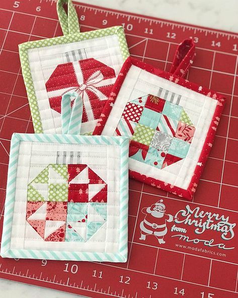 Stitches Of Love Quilting, Quilt Ornaments, Quilts Christmas, Sewn Christmas Ornaments, Christmas Quilting Projects, Christmas Quilt Blocks, Christmas Tree Quilt, Christmas Quilting, Rug Christmas