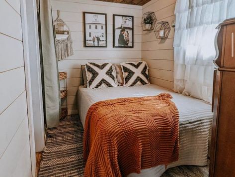 Small Bedroom Decorating Ideas, Small Bedroom Decorating, Tiny Bedroom Design, Design Ložnic, Shed Tiny House, Tiny House Talk, Shed Home, Shed To Tiny House, House Shed