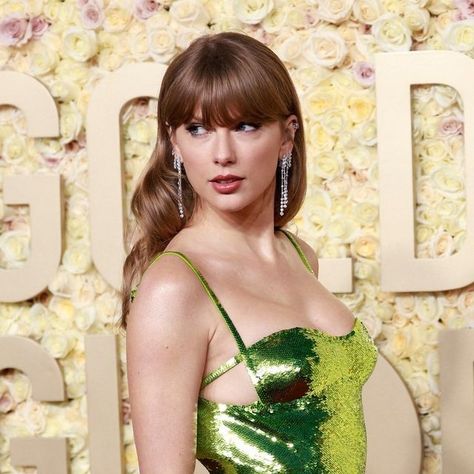 Taylor Swift Golden Globes, Taylor Swift Green, Taylor Swift Bangs, Style Taylor Swift, Perfect Bangs, Jesse Watters, Estilo Taylor Swift, All About Taylor Swift, Taylor Swift Hair