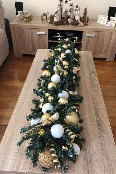 This crafty person used a pool noodle as their base and placed all of this fun holiday decopage on top with a hot glue gun! https://www.pioneerfamilypools.ca/products/pool-noodle/ Pool Noodle Christmas Wreath, Wooden Christmas Trees Diy, Christmas Centrepieces, Dekoratívne Vence, Tafel Decor, Christmas Wreaths Diy Easy, Christmas Table Centerpieces, Pool Noodle, Christmas Hacks