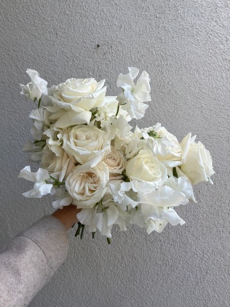 White Cream Wedding Flowers, Bouquet Styles, Bride Bouquets White, Cream Wedding Flowers, Cream Bridesmaids, Ivory Bridal Bouquet, Neutral Flowers, Small Wedding Bouquets, Greenery Wedding Bouquet