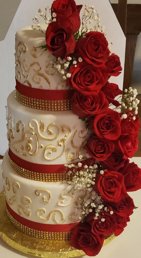 Red Quinceanera Theme, Red Quince Theme, Red Quinceanera Ideas, Quinceanera Red, Quince Cakes, Quince Decor, Red Gold Wedding, Quince Cake, Sweet 15 Party Ideas Quinceanera