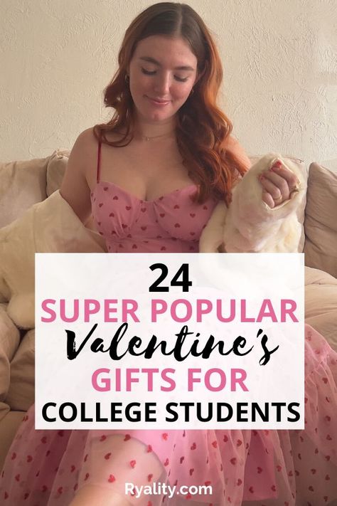 Ooooooh this is such a good list of gifts for college students! #valentinesgiftsforcollegestudents Valentines For College Students, College Student Gift Basket, College Care Package For Girls, Gifts For College Graduates, College Student Gift Ideas, Valentine Student Gifts, Gifts For College Girls, College Daughter, College Gift Ideas