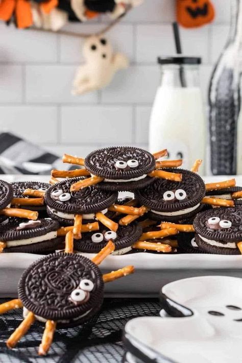 Easy Halloween Snacks For Party Kids, Halloween Food Oreo, Cute Halloween Party Snacks, Halloween For Kids Food, Halloween Themes Food, Halloween Foods To Make, Snack Ideas For Halloween Party, Party Snacks Halloween, Halloween Fun Food For Kids