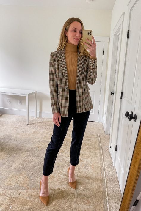 Plaid Blazer Outfit Work, Brown Checked Blazer Outfit, Grey Blazer Women Outfit, Check Blazer Outfit Women, Brown Plaid Blazer Outfit, Plaid Blazer Outfit Women, Checked Blazer Outfit, Blazer Outfits For Women Work, Check Blazer Outfit